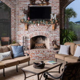 Idee per un portico tropicale con un portico chiuso