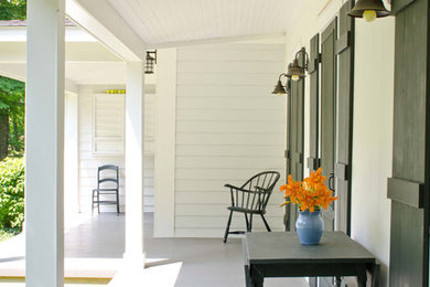 Idées déco pour un porche d'entrée de maison arrière campagne de taille moyenne avec une extension de toiture.