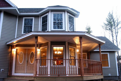 Cette photo montre un porche d'entrée de maison avant chic avec une extension de toiture.