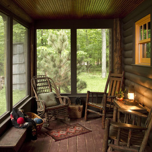 Immagine di un portico rustico con pedane, un tetto a sbalzo e un portico chiuso