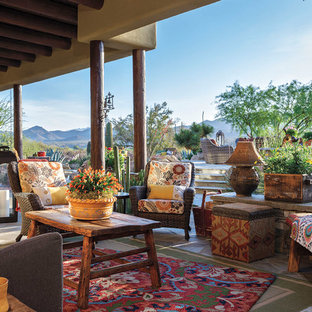 Immagine di un portico american style con un caminetto e un tetto a sbalzo