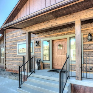 Immagine di un piccolo portico stile americano davanti casa con lastre di cemento e un tetto a sbalzo