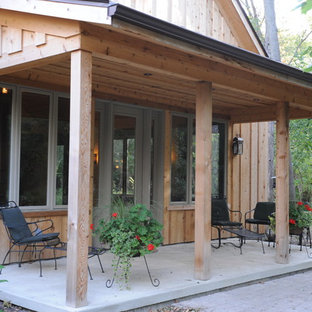Esempio di un portico rustico dietro casa