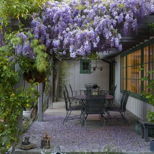 Immagine di un portico mediterraneo con una pergola