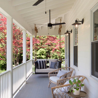 Idee per un portico country con pedane e un tetto a sbalzo