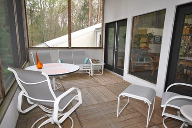 Foto de porche cerrado minimalista de tamaño medio en patio trasero y anexo de casas con entablado