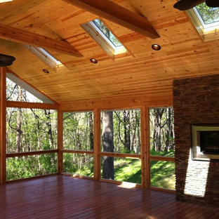 Esempio di un portico contemporaneo di medie dimensioni e dietro casa con un portico chiuso, pedane e un tetto a sbalzo