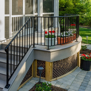 Idee per un portico american style di medie dimensioni e dietro casa con un portico chiuso, un tetto a sbalzo e pedane