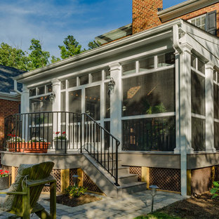 Esempio di un portico stile americano di medie dimensioni e dietro casa con un portico chiuso e un tetto a sbalzo