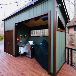 Esempio di un ampio portico contemporaneo dietro casa con un portico chiuso e un tetto a sbalzo