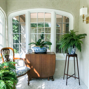 Idee per un piccolo portico stile americano davanti casa con piastrelle e un tetto a sbalzo