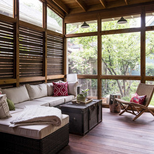 Idee per un piccolo portico classico dietro casa con un portico chiuso, pedane e un tetto a sbalzo
