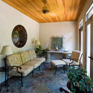Esempio di un ampio portico chic nel cortile laterale con un portico chiuso, piastrelle e un tetto a sbalzo