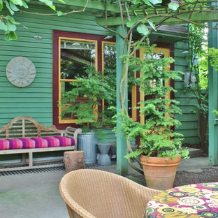 Ispirazione per un portico boho chic dietro casa con lastre di cemento