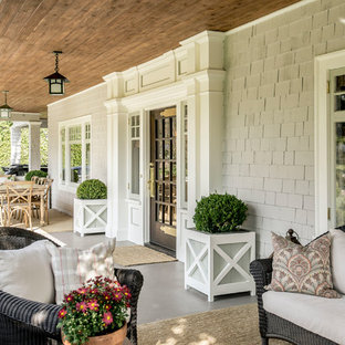 Idee per un portico country con un giardino in vaso e un tetto a sbalzo