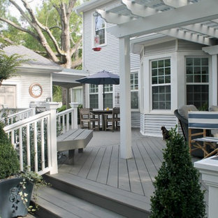 Esempio di un grande portico stile americano dietro casa con pedane e una pergola