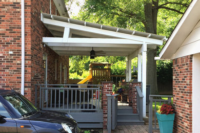 Idéer för en liten modern veranda på baksidan av huset, med takförlängning