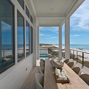 Idee per un ampio portico stile marinaro dietro casa con pedane e un tetto a sbalzo