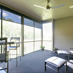 Immagine di un piccolo portico design dietro casa con un portico chiuso e un tetto a sbalzo