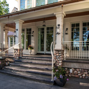 Ispirazione per un grande portico stile marinaro dietro casa con un giardino in vaso, cemento stampato e un tetto a sbalzo