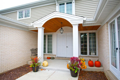 Inspiration pour un porche d'entrée de maison traditionnel de taille moyenne.