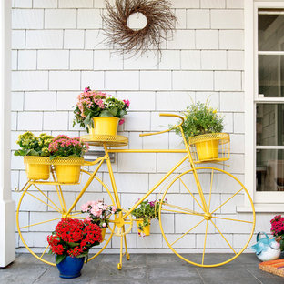 Foto di un portico boho chic di medie dimensioni e davanti casa con un giardino in vaso e pavimentazioni in pietra naturale