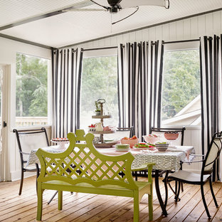 Immagine di un grande portico boho chic dietro casa con un portico chiuso e un tetto a sbalzo
