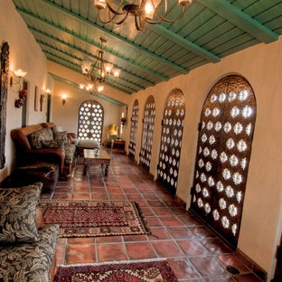 Immagine di un portico mediterraneo di medie dimensioni e dietro casa con un tetto a sbalzo e piastrelle