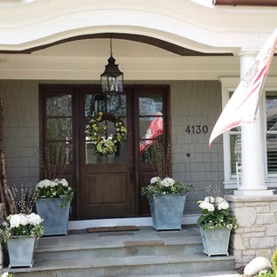 Idee per un piccolo portico american style davanti casa con un giardino in vaso, pavimentazioni in cemento e un tetto a sbalzo