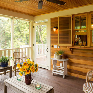 Idee per un portico american style con un portico chiuso, pedane e un tetto a sbalzo