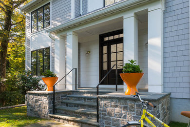 Idée de décoration pour un porche d'entrée de maison chalet.