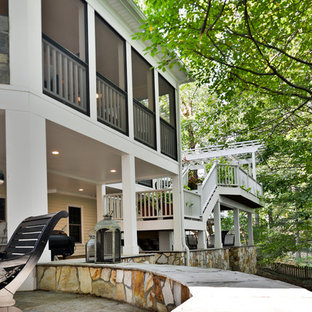 Ispirazione per un ampio portico moderno dietro casa con un portico chiuso e una pergola