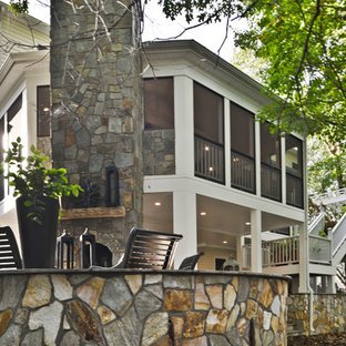 Foto di un ampio portico moderno dietro casa con un portico chiuso e una pergola