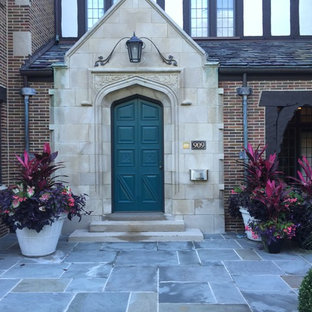 Idee per un piccolo portico vittoriano davanti casa con un giardino in vaso e pavimentazioni in cemento