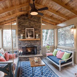 Immagine di un portico shabby-chic style di medie dimensioni e dietro casa con un portico chiuso, piastrelle e un tetto a sbalzo