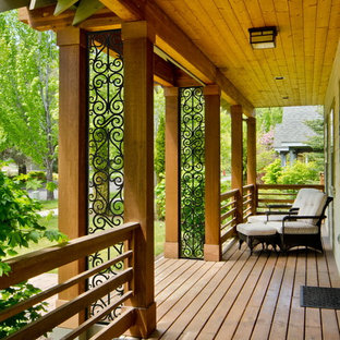 Esempio di un grande portico stile americano davanti casa con pedane e un tetto a sbalzo