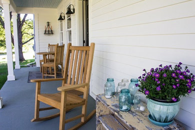 Inspiration for a farmhouse porch remodel in Cleveland