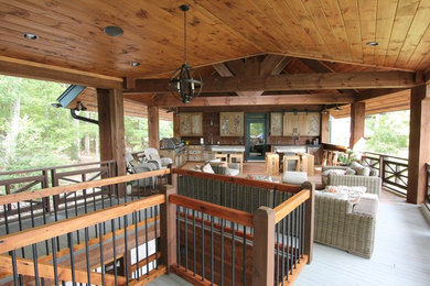 Réalisation d'un grand porche d'entrée de maison latéral chalet avec une cuisine d'été.