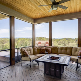 Esempio di un portico american style dietro casa con un portico chiuso