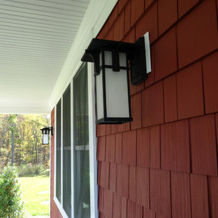 Esempio di un grande portico stile americano davanti casa con pedane e un tetto a sbalzo