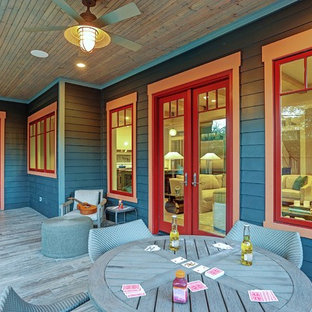Foto di un portico american style di medie dimensioni e dietro casa con pedane e un tetto a sbalzo
