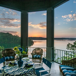 Foto di un ampio portico boho chic dietro casa con un portico chiuso e un tetto a sbalzo