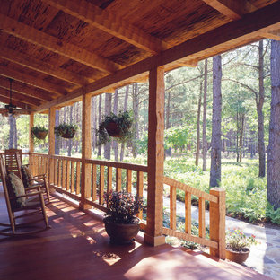 Foto di un portico rustico di medie dimensioni e davanti casa con pavimentazioni in pietra naturale e un tetto a sbalzo