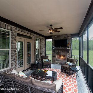 Esempio di un grande portico stile americano dietro casa con un portico chiuso e un tetto a sbalzo
