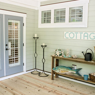Idee per un piccolo portico american style nel cortile laterale con un portico chiuso e un tetto a sbalzo