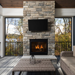 Idées déco pour un porche bord de mer de taille moyenne avec une extension de toiture, une moustiquaire et une terrasse en bois.