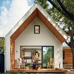 Esempio di un piccolo portico scandinavo dietro casa con pedane e un tetto a sbalzo