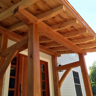 Esempio di un piccolo portico american style davanti casa con pedane