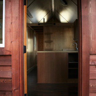 Immagine di un piccolo portico rustico davanti casa con un tetto a sbalzo