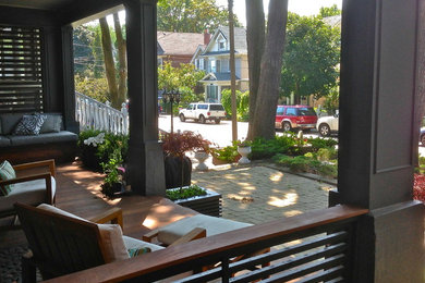 Design ideas for a modern front veranda in Toronto.